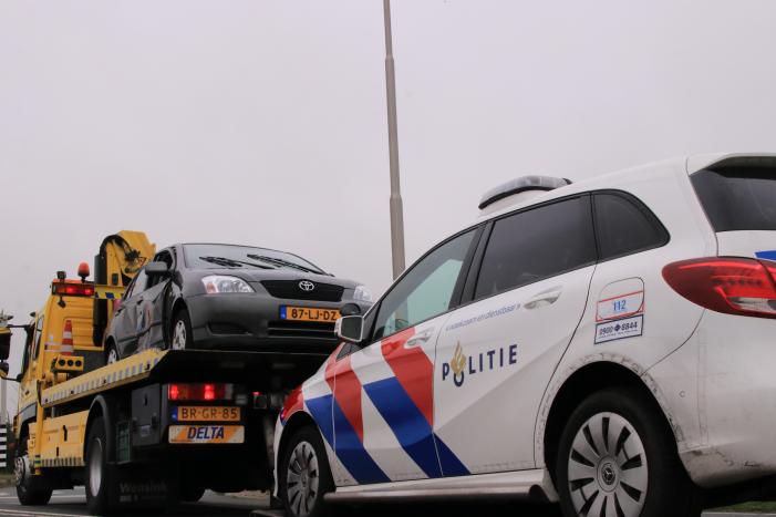 Politieauto ramt personenauto, inzittenden aangehouden