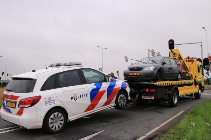 Politieauto ramt personenauto, inzittenden aangehouden