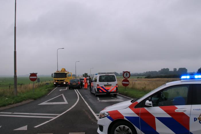 Politieauto ramt personenauto, inzittenden aangehouden