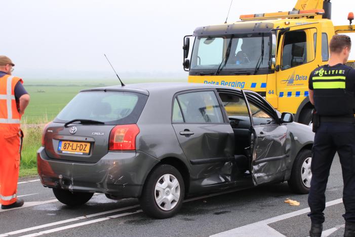Politieauto ramt personenauto, inzittenden aangehouden