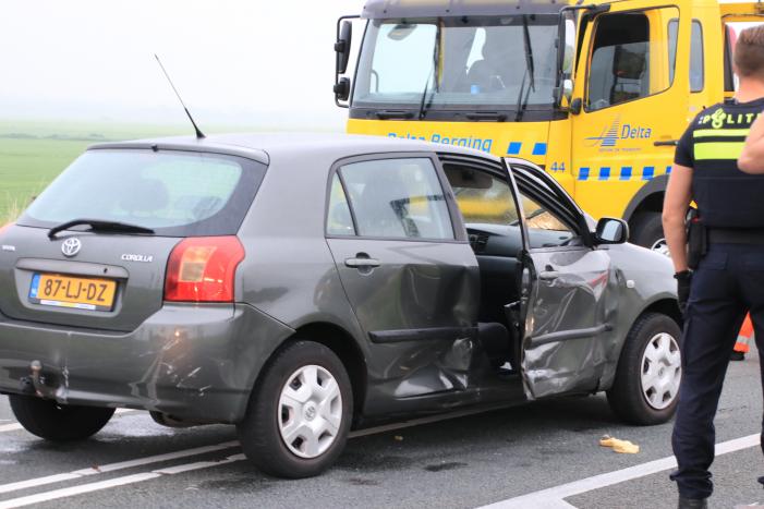 Politieauto ramt personenauto, inzittenden aangehouden