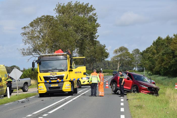 Coolblue-bestelbus knalt personenauto de sloot in