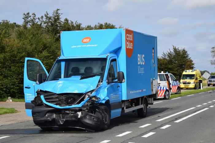 Coolblue-bestelbus knalt personenauto de sloot in