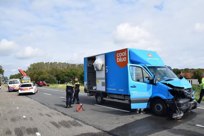 Coolblue-bestelbus knalt personenauto de sloot in