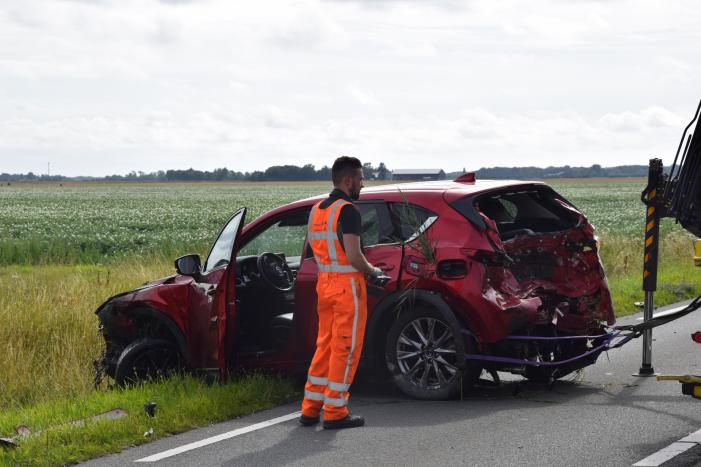 Coolblue-bestelbus knalt personenauto de sloot in