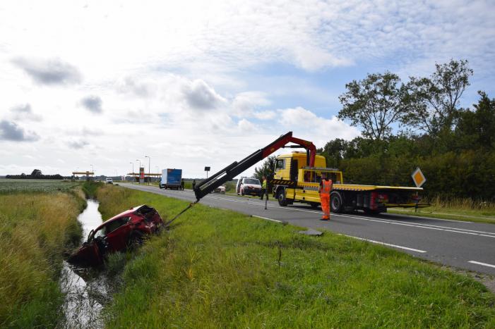 Coolblue-bestelbus knalt personenauto de sloot in