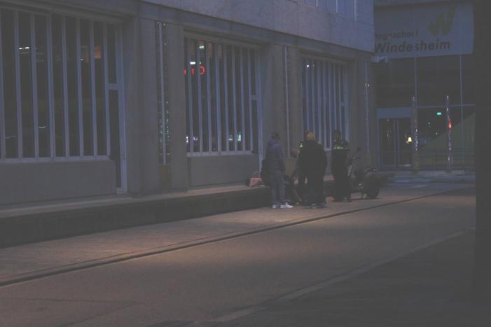 Twee scooters botsen op elkaar