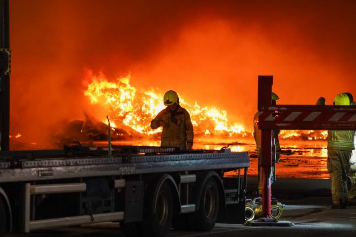 Zeer grote brand in loods met afval Renewi
