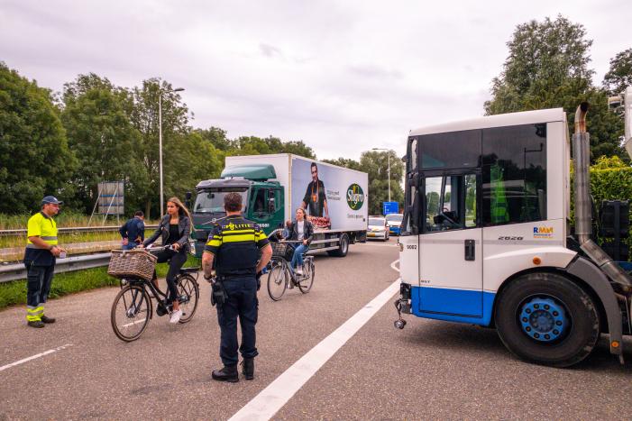 Vrachtwagen en vuilniswagen botsen