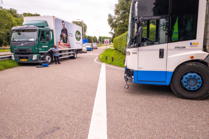 Vrachtwagen en vuilniswagen botsen