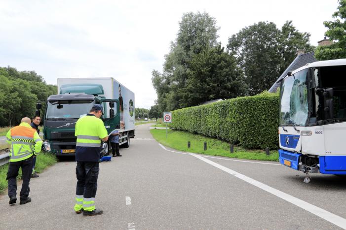 Vrachtwagen en vuilniswagen botsen