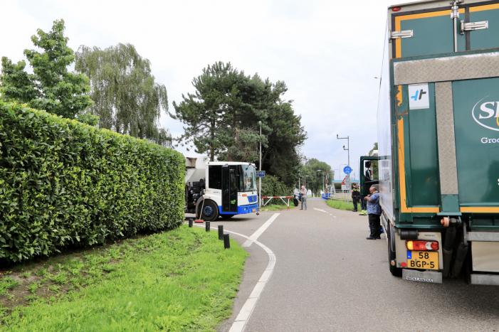 Vrachtwagen en vuilniswagen botsen