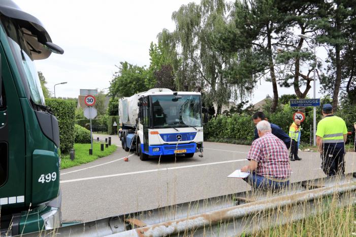 Vrachtwagen en vuilniswagen botsen