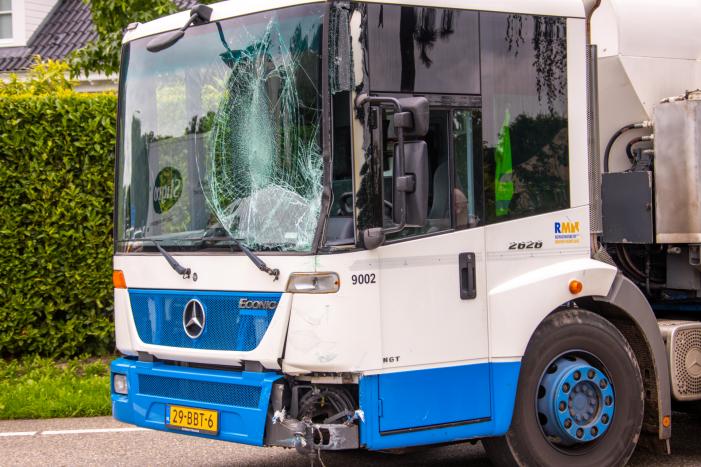 Vrachtwagen en vuilniswagen botsen