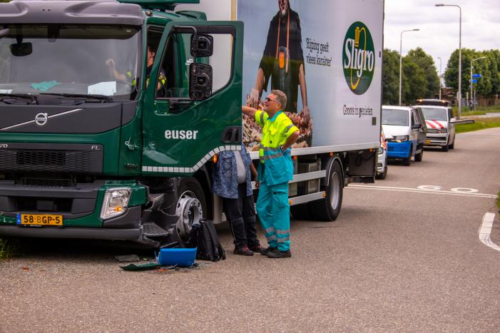 Vrachtwagen en vuilniswagen botsen