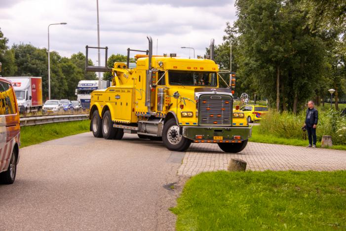 Vrachtwagen en vuilniswagen botsen