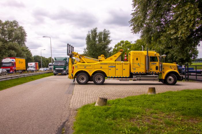 Vrachtwagen en vuilniswagen botsen