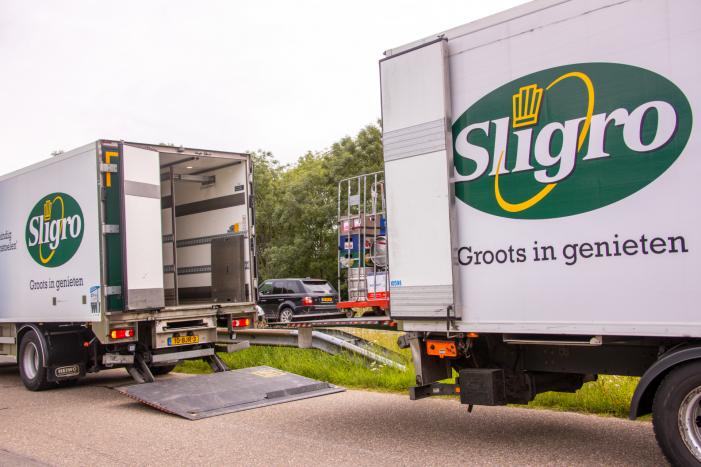 Vrachtwagen en vuilniswagen botsen