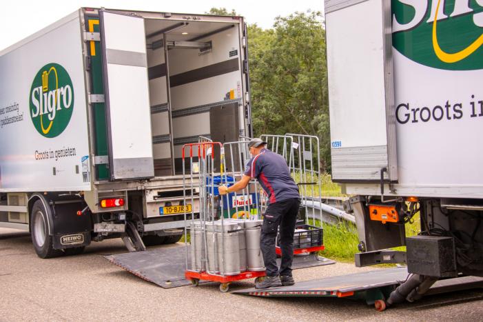 Vrachtwagen en vuilniswagen botsen