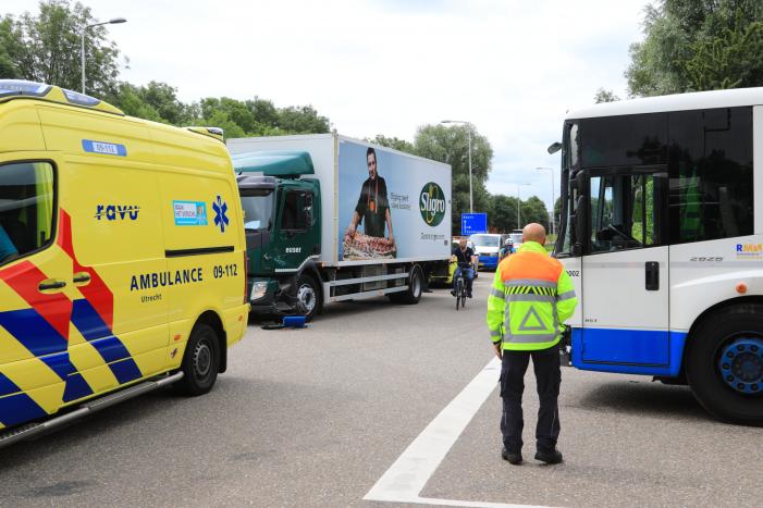 Vrachtwagen en vuilniswagen botsen