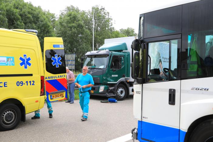 Vrachtwagen en vuilniswagen botsen