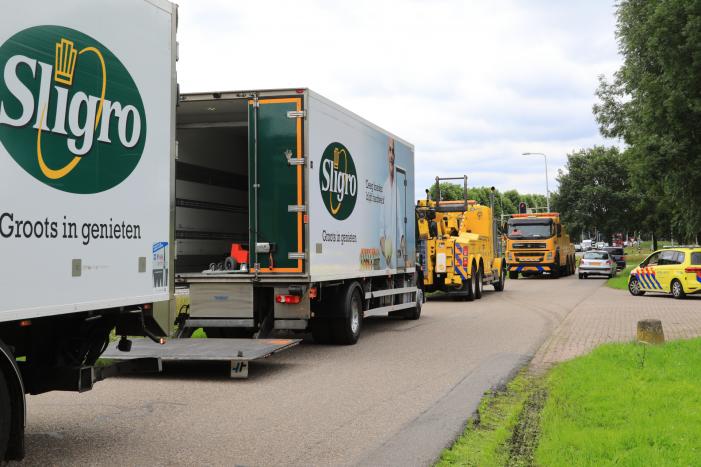 Vrachtwagen en vuilniswagen botsen