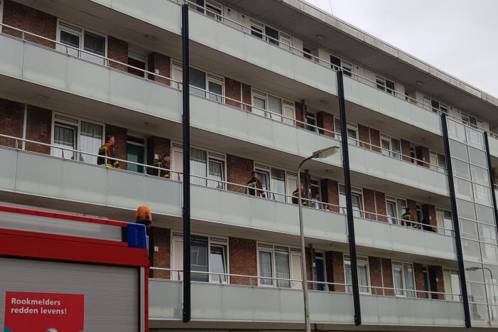 Kind raakt bekneld onder deur flatwoning