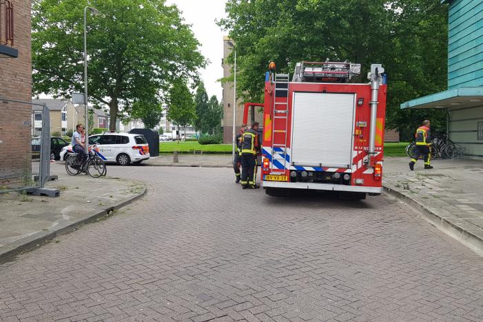 Kind raakt bekneld onder deur flatwoning