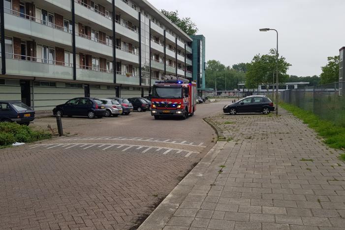 Kind raakt bekneld onder deur flatwoning