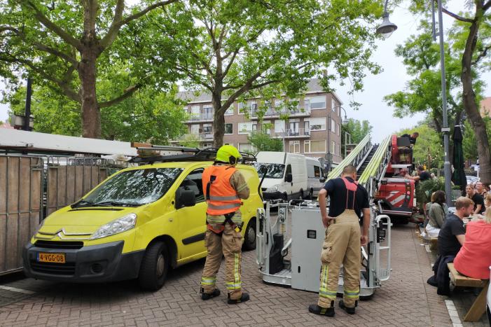 Gevaarlijke hangende takken verwijderd boven marktkraam