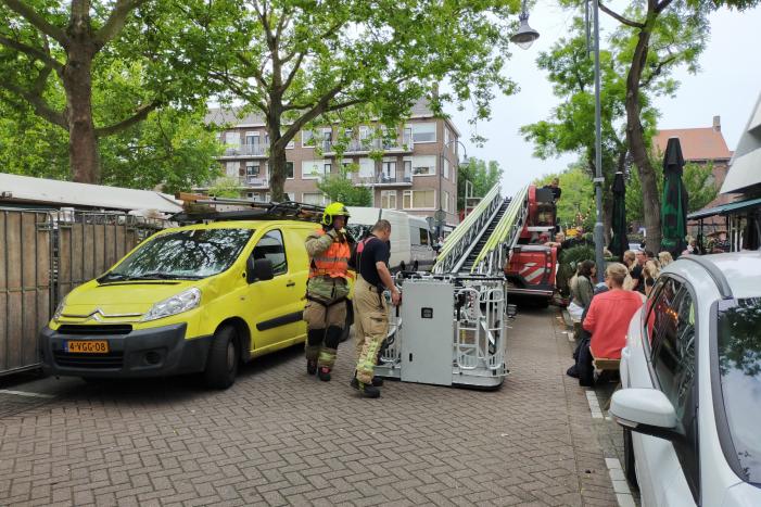 Gevaarlijke hangende takken verwijderd boven marktkraam