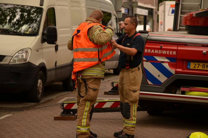 Gevaarlijke hangende takken verwijderd boven marktkraam