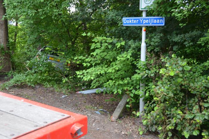 Auto belandt in sloot na botsing met aanhanger