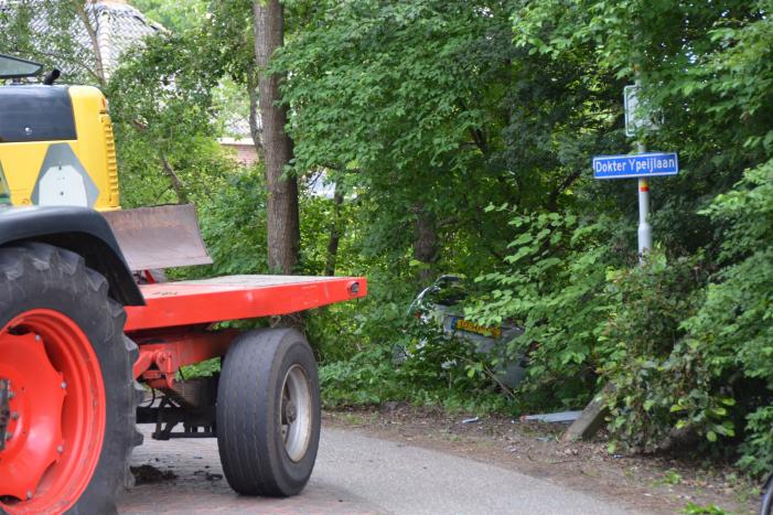 Auto belandt in sloot na botsing met aanhanger