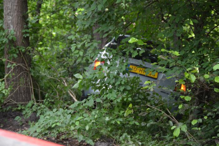 Auto belandt in sloot na botsing met aanhanger