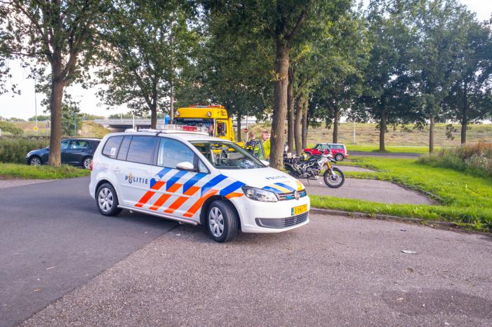 Motorrijder gaat onderuit op spekglad wegdek