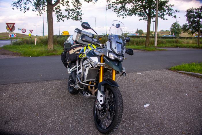 Motorrijder gaat onderuit op spekglad wegdek