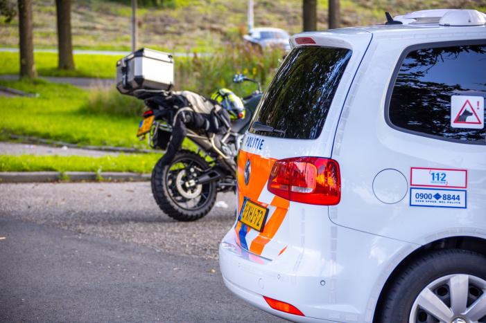 Motorrijder gaat onderuit op spekglad wegdek