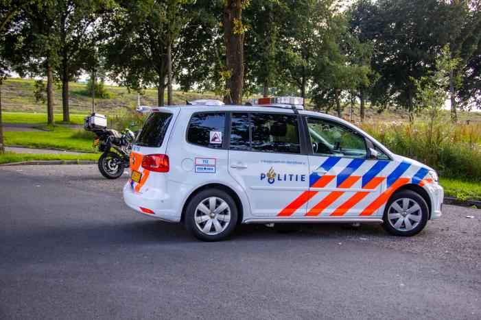 Motorrijder gaat onderuit op spekglad wegdek