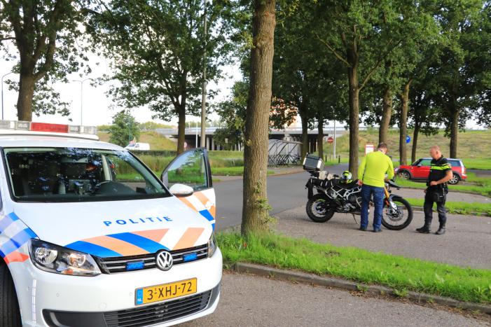Motorrijder gaat onderuit op spekglad wegdek