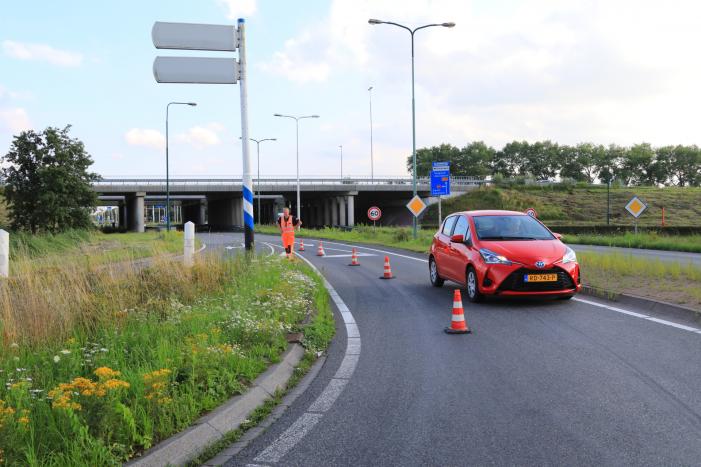Motorrijder gaat onderuit op spekglad wegdek