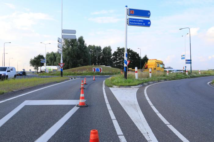 Motorrijder gaat onderuit op spekglad wegdek