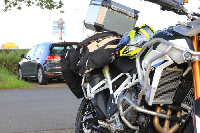 Motorrijder gaat onderuit op spekglad wegdek