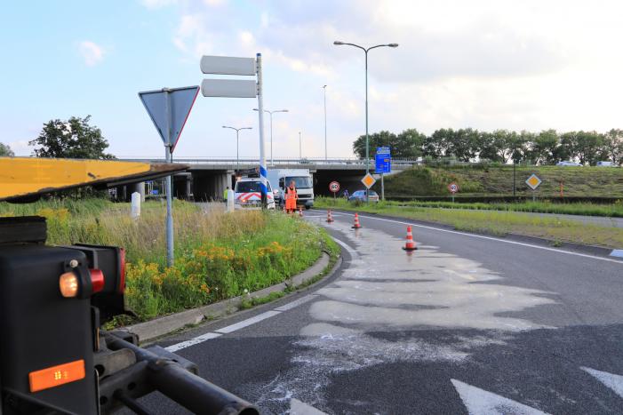 Motorrijder gaat onderuit op spekglad wegdek