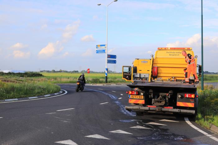 Motorrijder gaat onderuit op spekglad wegdek