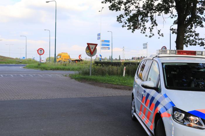 Motorrijder gaat onderuit op spekglad wegdek