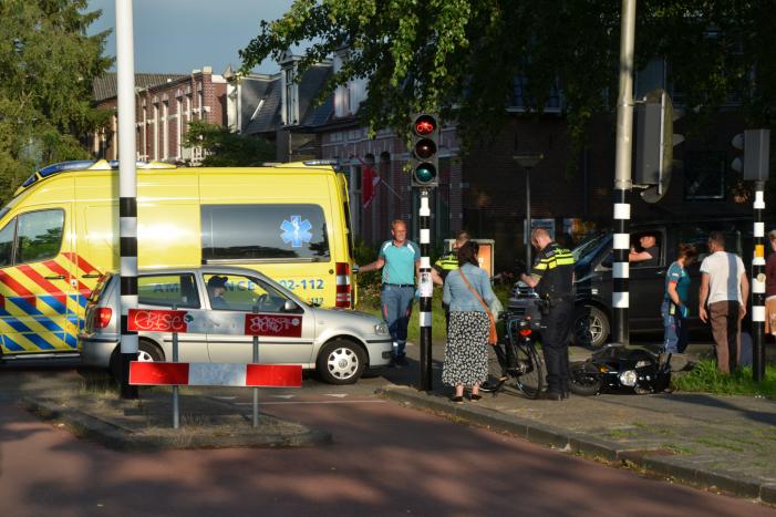 Maaltijdbezorger rijdt stadsbus binnen