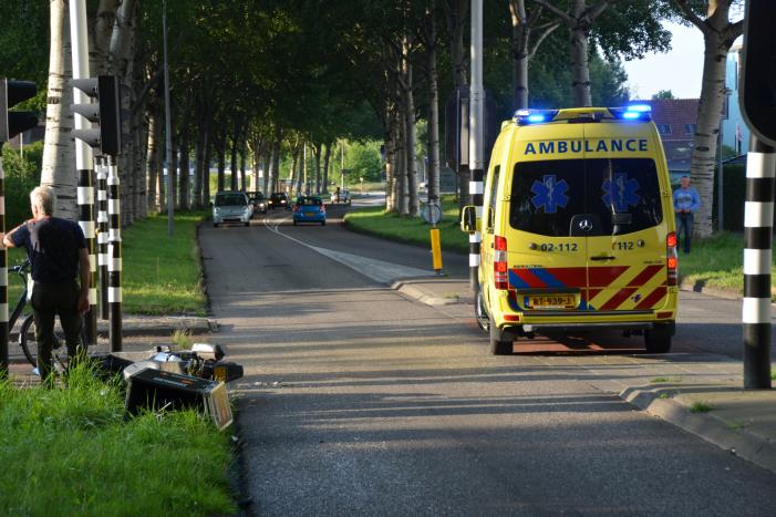 Maaltijdbezorger rijdt stadsbus binnen