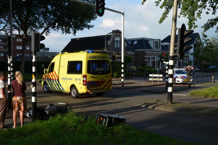 Maaltijdbezorger rijdt stadsbus binnen