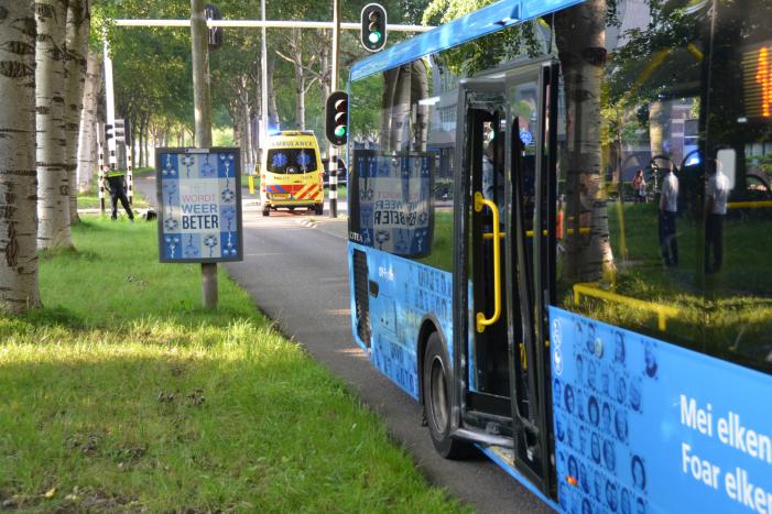 Maaltijdbezorger rijdt stadsbus binnen